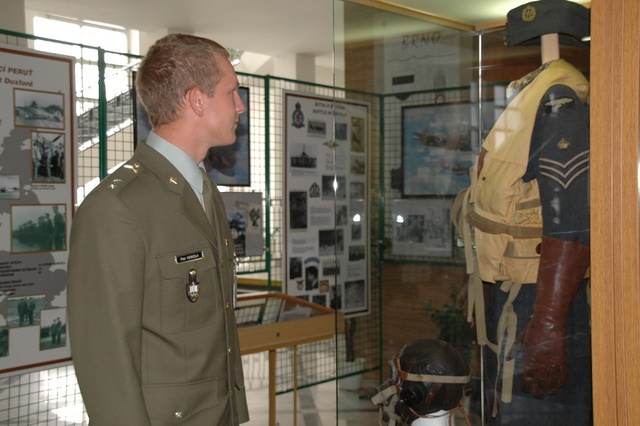 Výstavu tvoří také uniformy a výstroj pilotů britské RAF a německé Luftwaffe (1)