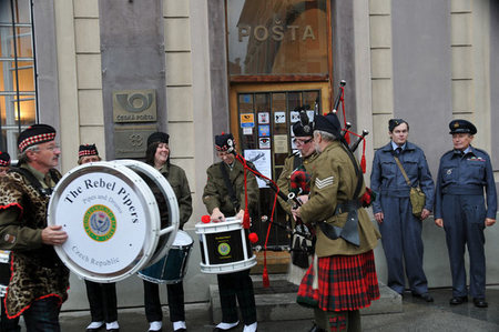 The Rebel Pipers před poštou na Pražském hradě