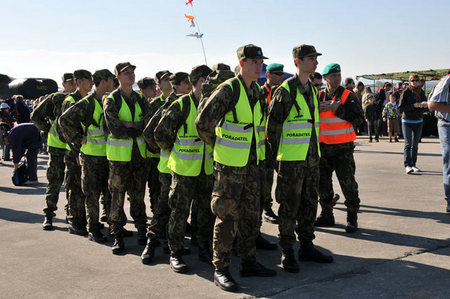 Studenti Střední vojenské školy z Moravské Třebové zajišťovali i pořadatelskou službu