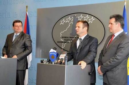 Tisková konference na úřadu kosovské vlády 