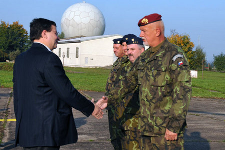 Přivítání v Nepolisích byl přítomen velitel společných sil AČR a další velitelé