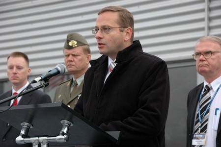 Jan Fulík během projevu. Slavnostního zahájení se zúčastnil také zástupce náčelníka GŠ AČR generálmajor Josef Bečvář.