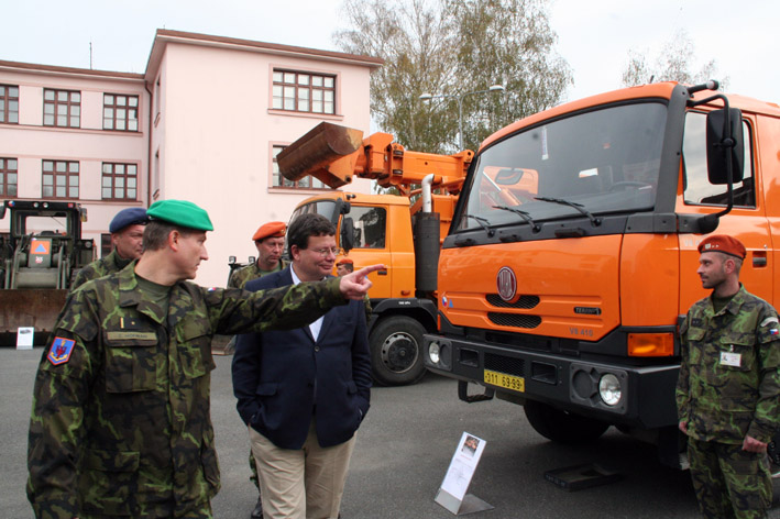 Ministr si prohlédl techniku 152. žpr a srz Rakovník (1)