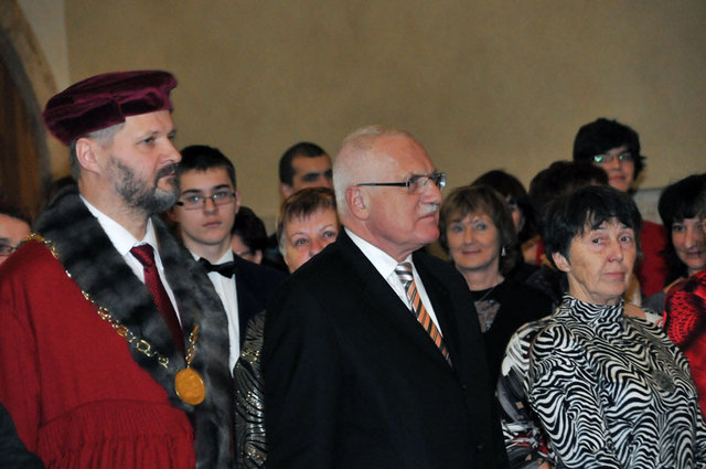 Prezident republiky Václav Klaus spolu s rektorem UK ve Velké aule Karolína