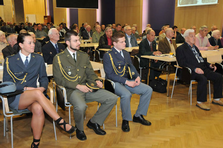 Mezi účastníky konference patřili i studenti a studentky vojenských škol