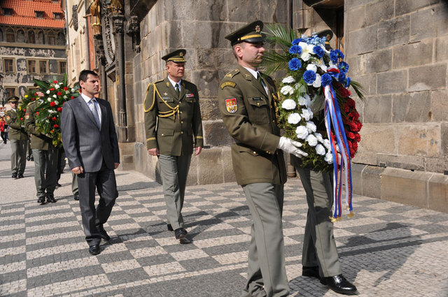 Smuteční věnec u Staroměstské radnice v Praze za Ministerstvo obrany ČR položili náměstek Michael Hrbata a generál Josef Bečvář