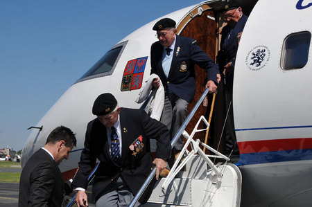 Vojenský speciál, kterým přiletěli veteráni z britského letiště Northolt krátce po přistání v Praze