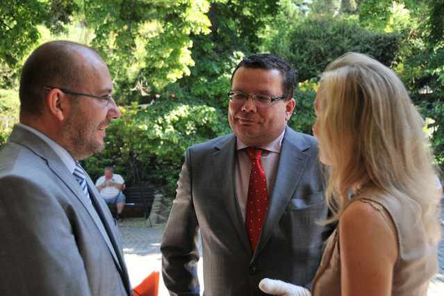 Zleva: ředitel ZOO Praha Miroslav Bobek a ministr obrany Alexandr Vondra před zahájením  tiskové konference