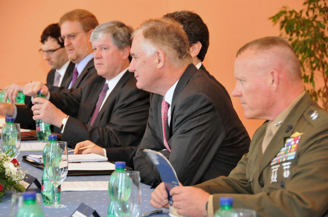 Část americké delegace před zahájením jednání na českém ministerstvu obrany