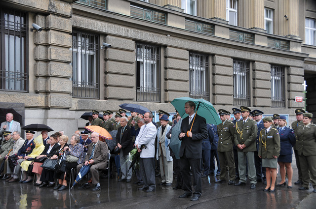 Účastníci úterní peitní vzpomínky u pamětní desky generálu i.m. Heliodoru Píkovi, která je umístěna na budově Generálního štábu AČR