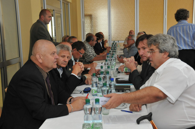 Starostové a hosté, kteří se zúčastnili prvního jednání o budoucí podobě Brd