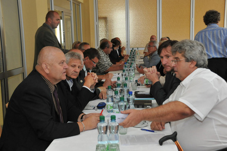 Starostové a hosté, kteří se zúčastnili prvního jednání o budoucí podobě Brd
