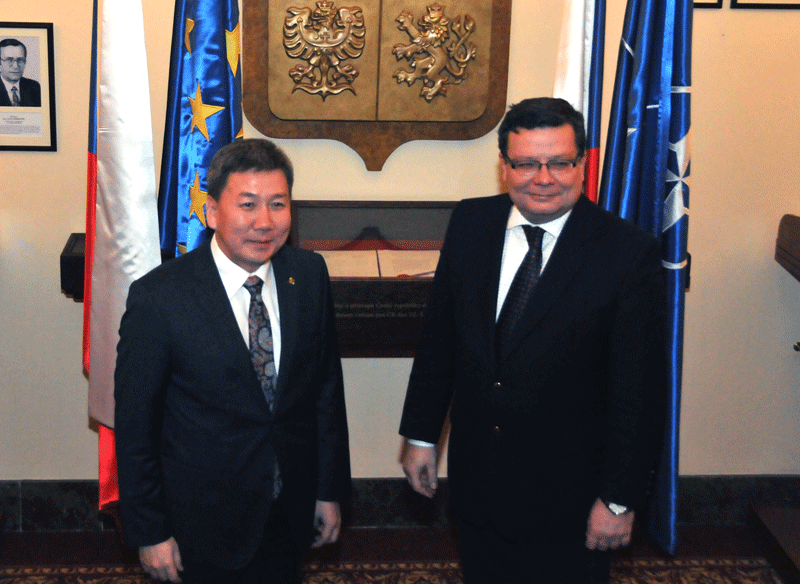 Společné foto obou ministrů obrany 