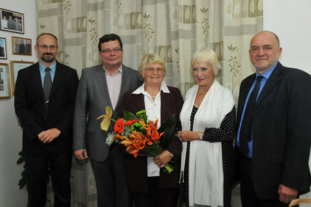 Zleva: starosta města Pavel Čížek, ministr obrany Alexandr Vondra,  zástupkyně ředitele Miloslava Sýkorová, prezidentka hnutí Běla Gran Jensen, a ředitel školy Jiří Šeffl