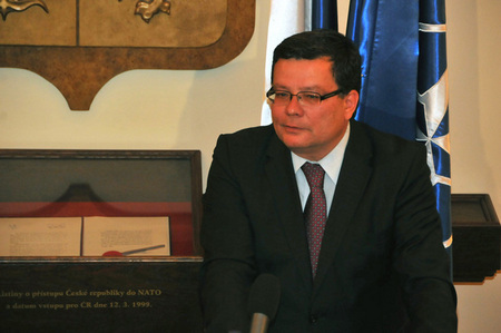 Ministr obrany Alexandr Vondra na dnešní tiskové konferenci po návratu z Afghánistánu