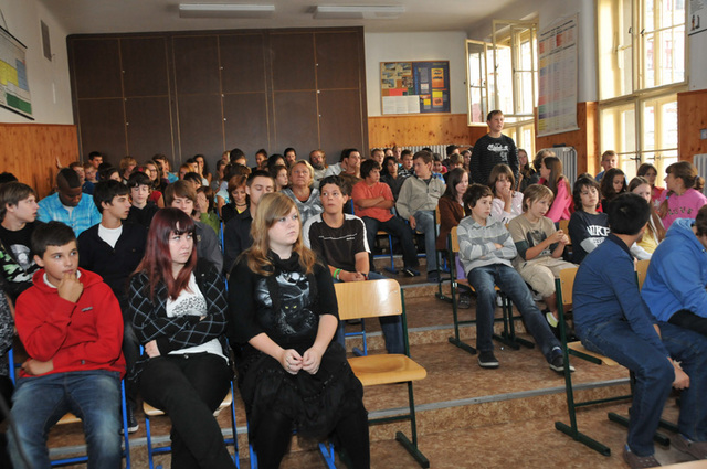 Spolu s žáky 6. - 9. tříd se besedy zúčastnili i jejich pedagogové