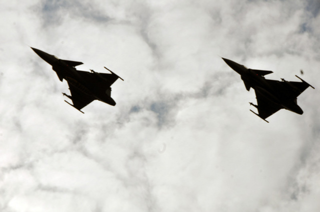 Slavnostní vzpomínkové setkání zahájily průletem stíhačky Gripen Vzdušných sil AČR