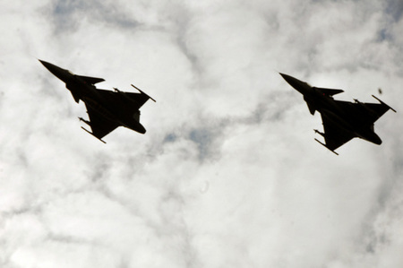 Slavnostní vzpomínkové setkání zahájily průletem stíhačky Gripen Vzdušných sil AČR