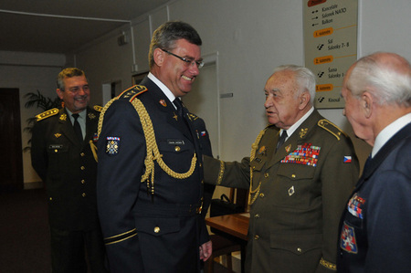 Náčelník Vojenské kanceláře prezidenta republiky plk. Zdeněk Jakůbek se zdraví s veterány - generálem Miroslavem Masopustem a četařem Josefem Švarcem, v pozadí přidělenec obrany Slovenské republiky generál Milan Maxim