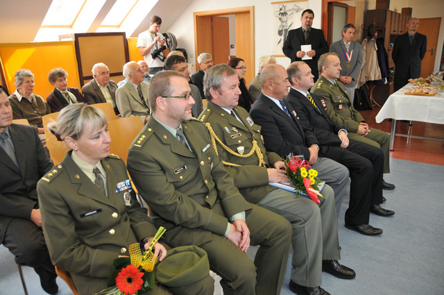 Čestní hosté oslavy 100. narozenin válečného veterána, nositele titulu Osobnost české stomatologie plk. v. v. zdravotnické služby MUDr. Rudolfa Albrechta