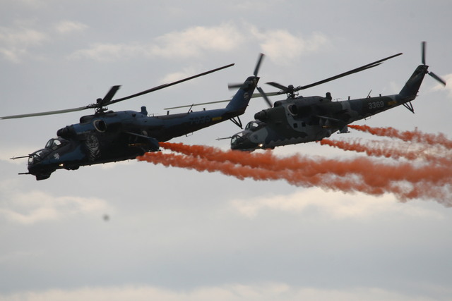 Průlet bitevních vrtulníků Mi-24