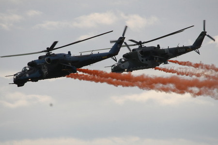 Průlet bitevních vrtulníků Mi-24