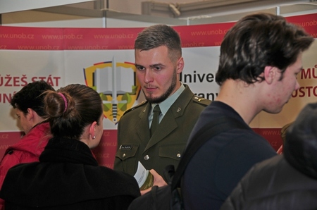Student UO objasňuje uchazečce podmínky přijetí ke studiu na zdravotnickou fakultu 