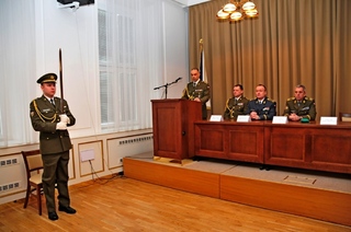 Prorektor UO pro rozvoj a internacionalizaci plukovník Luděk Jedlička zahajuje ceremoniál