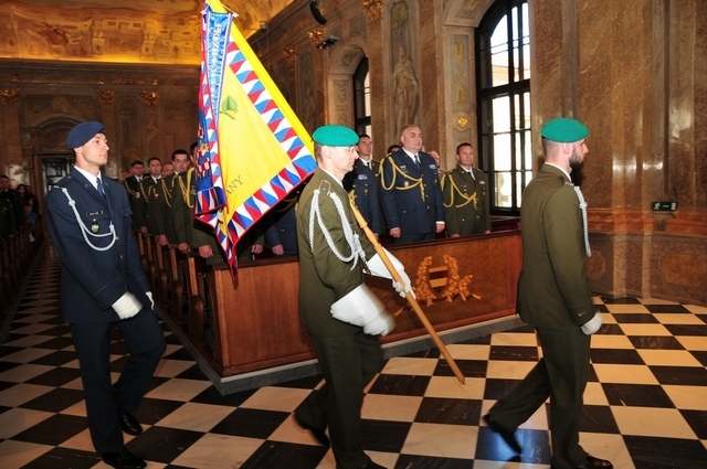Přinesení bojového praporu
