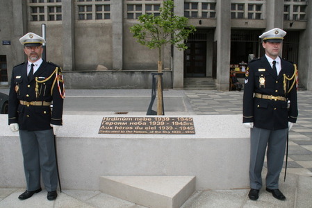 Hrdinům nebe byla odhalena pamětní deska