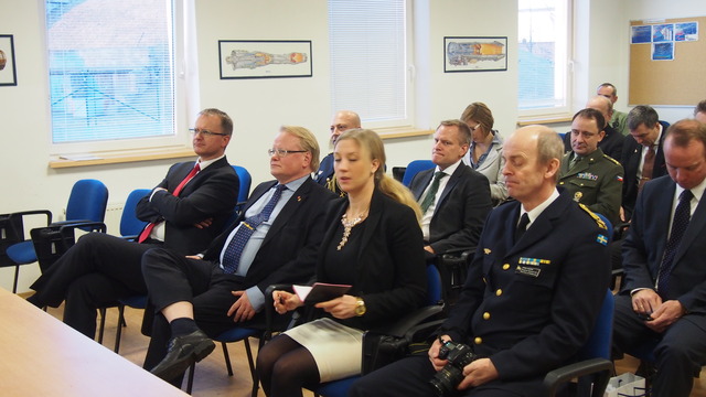 Ministr Hultqvist naslouchá prezentaci 21. zTL