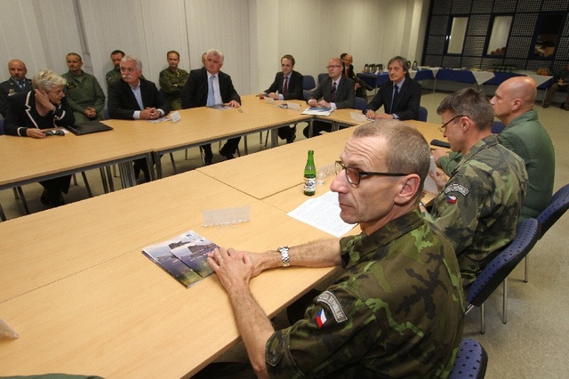 Premiér Sobotka a ministr obrany Stropnický při prezentaci základny