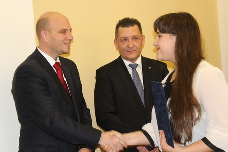  Ředitel odboru komunikace MO Jan Pejšek gratuluje Beatě Maliči