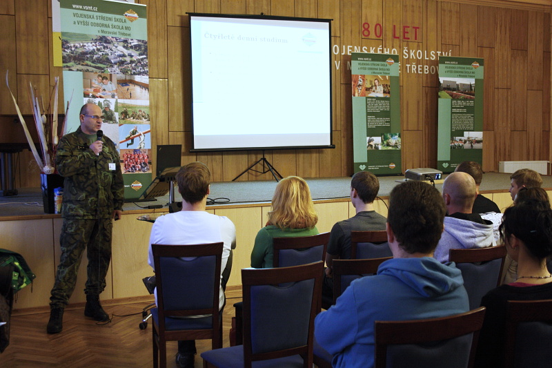 03 Sál Na Písku - pplk. Josef Lorenz seznamuje zájemce o studium se základními údaji o  škole