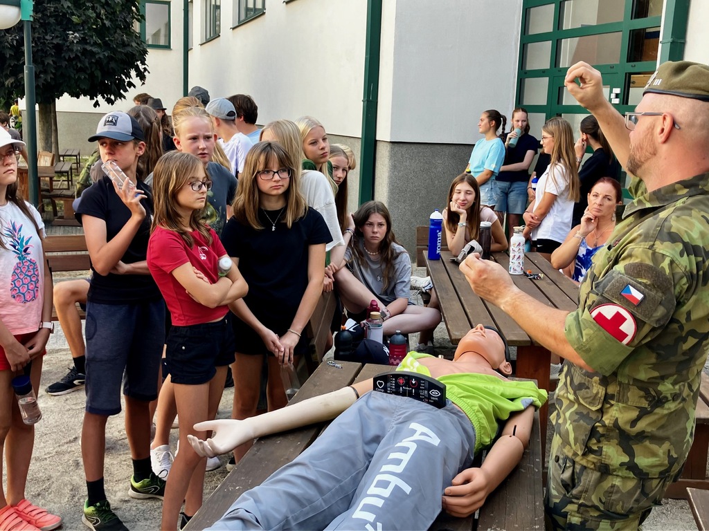  Zdravotnický instruktor z vyškovské vojenské akademie přivezl na ukázku figurínu, která krvácí a naříká