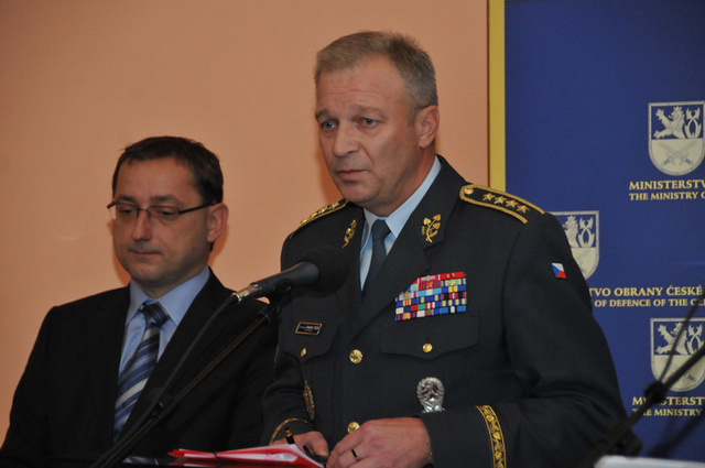 Náčelník Generálního štábu AČR generál Vlastimil Picek zastavil provoz transportních letounů CASA, dokud nebudou odtstraněny zjištěné závady a probíhá sankční opatření