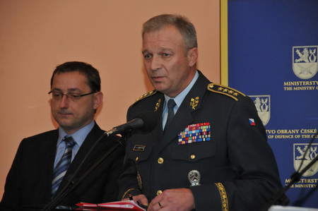 Náčelník Generálního štábu AČR generál Vlastimil Picek zastavil provoz transportních letounů CASA, dokud nebudou odtstraněny zjištěné závady a probíhá sankční opatření