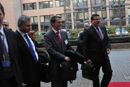 Delegace vedená ministrem obrany Alexandrem Vondrou vchází do sídla EU v Bruselu