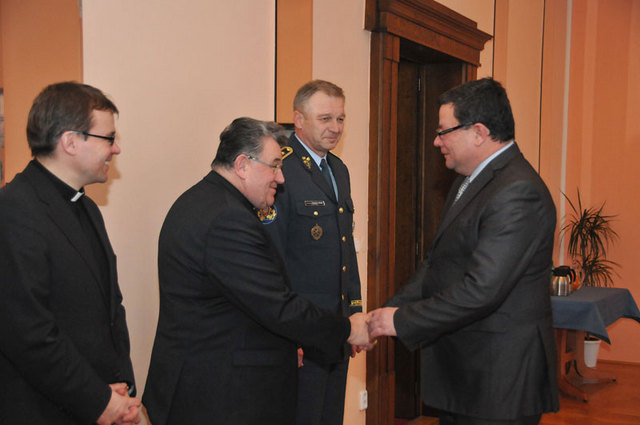 Ministr obrany Alexandr Vondra se za přítomnosti náčelníka GŠ AČR generála Vlastimila Picka zdraví s kardinálem Dominikem Dukou - vlevo Generální sekretář České biskupské konference Monsignore Tomáš Holub