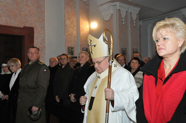 Arcibiskup pražský kardinál Dominik Duka přichází do kaple