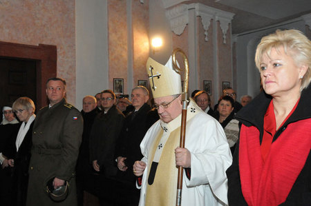 Arcibiskup pražský kardinál Dominik Duka přichází do kaple