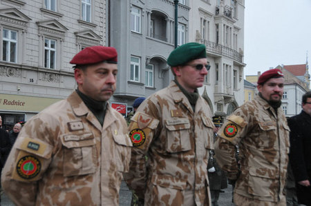 Záslužné kříže ministra obrany obdrželi: pplk Pavel Andráško, mjr.Petr Šnajdárek a rotný Michal Novotný