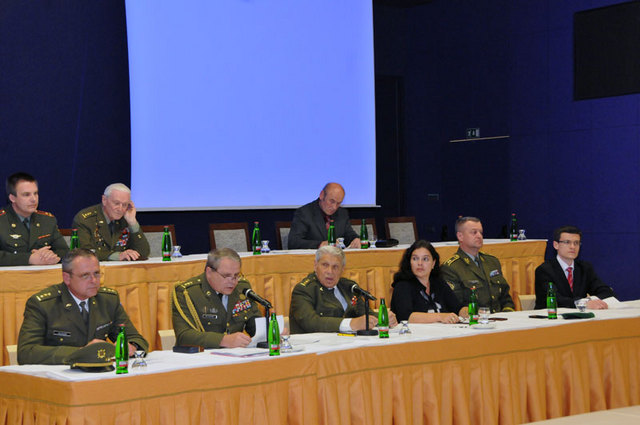 Spolu s předsedou Klubu vojenských veteránů plukovníkem Jiřím Peštou a tajemníkem plukovníkem Emilem Kulfánkem zasedli v čestném předsednictvu hosté setkání