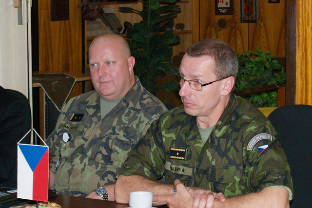 Brigádní generál Vladimír Halenka (vpravo) 