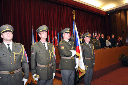 Přinesení státní vlajky jednotkou Čestné stráže AČR