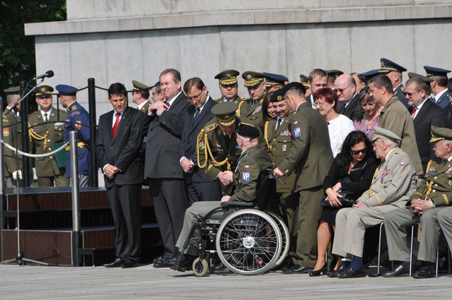 S veteránem afghánské operace nadpraporčíkem Jiřím Schamsem se pozdravil první zástupce náčelníka GŠ AČR generál Miroslav Žižka