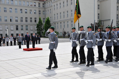 Přivítání s vojenskými poctami na Ministerstvu obrany SRN v Berlíně