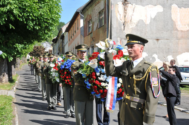 Slavnostní ráz pietního shromáždění v Jáchymově dotvářila jednotka Čestné stráže Armády České republiky