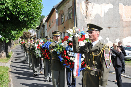 Slavnostní ráz pietního shromáždění v Jáchymově dotvářila jednotka Čestné stráže Armády České republiky