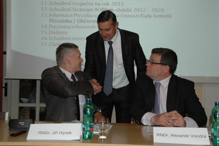 Prezident Asociace obranného a bezpečnostního průmyslu České republiky Jiří Hynek, senátor Jozef Regec a ministr obrany Alexandr Vondra